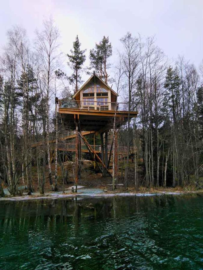 Tretopphytter Pa Grensen - Beverhytta Med Robat Og Gjeddefiske Halden Exterior photo